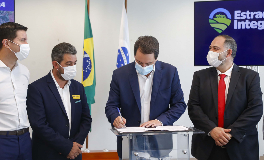 09.11.2021 - Governador Carlos Massa Ratinho Junior assina programa Estradas da Integração.