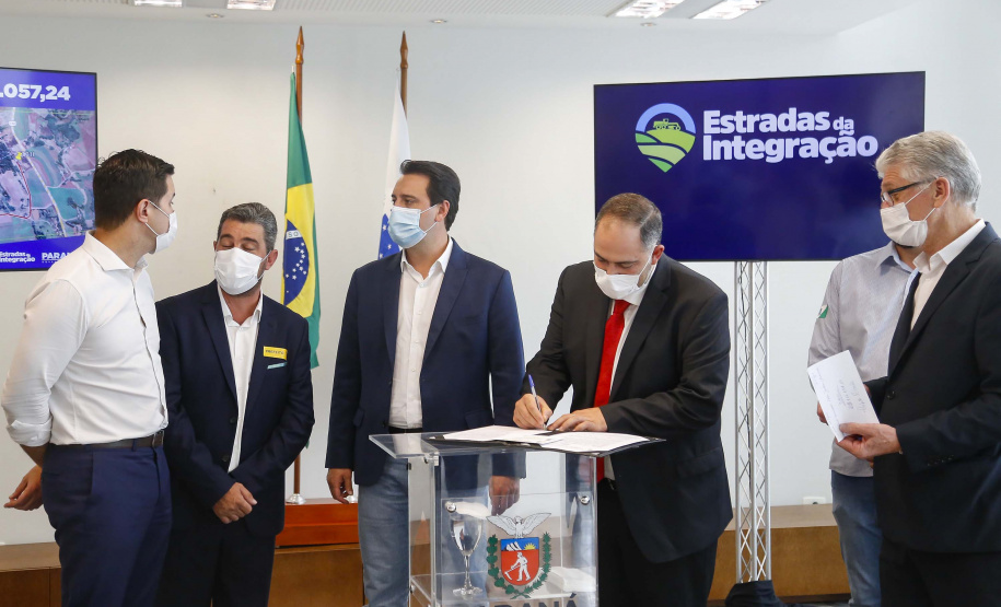 09.11.2021 - Governador Carlos Massa Ratinho Junior assina programa Estradas da Integração.