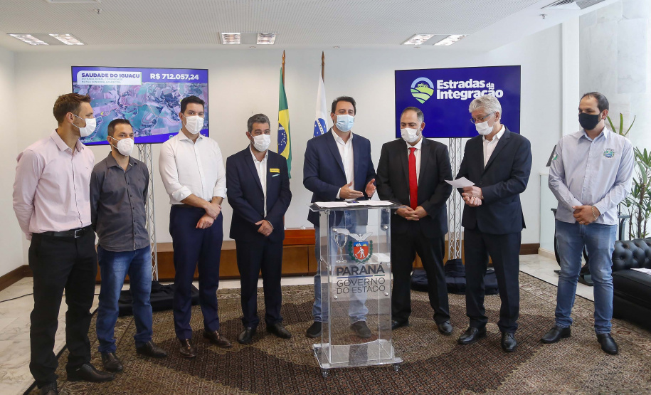 09.11.2021 - Governador Carlos Massa Ratinho Junior assina programa Estradas da Integração.