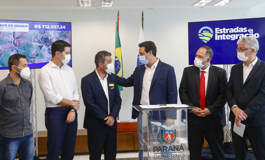 09.11.2021 - Governador Carlos Massa Ratinho Junior assina programa Estradas da Integração.
