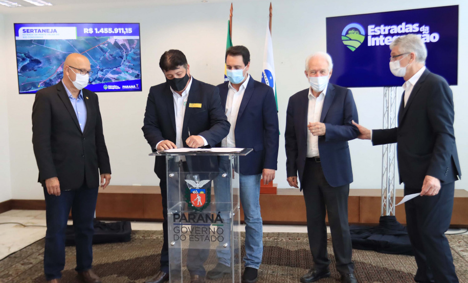 09.11.2021 - Governador Carlos Massa Ratinho Junior assina programa Estradas da Integração.
