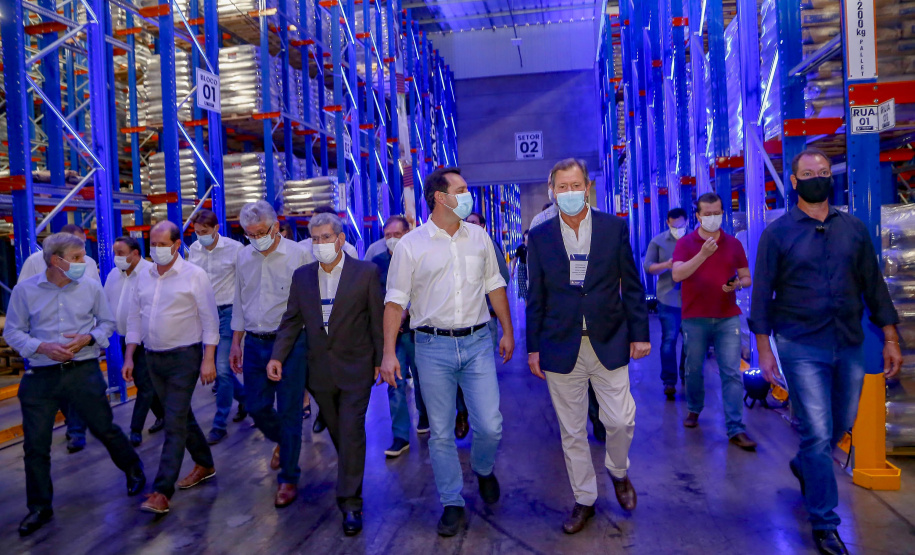 A industrialização avança a passos largos para os municípios menos populosos do Paraná. Um levantamento da Invest Paraná, braço do Governo do Estado responsável pela prospecção e atração de investimentos, a partir das licenças emitidas revela que as cidades de menor porte atraíram aplicações de R$ 15,9 bilhões da iniciativa privada desde 2019. Dentro deste pacote estão 483 ações em localidades de porte médio (R$ 2 bilhões e 95 acordos), pequeno (R$ 13,65 bilhões e 359 acordos) e micro (R$ 256 milhões em 29