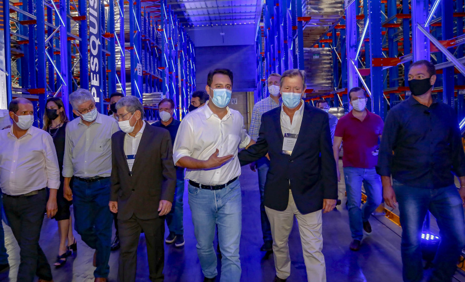 A industrialização avança a passos largos para os municípios menos populosos do Paraná. Um levantamento da Invest Paraná, braço do Governo do Estado responsável pela prospecção e atração de investimentos, a partir das licenças emitidas revela que as cidades de menor porte atraíram aplicações de R$ 15,9 bilhões da iniciativa privada desde 2019. Dentro deste pacote estão 483 ações em localidades de porte médio (R$ 2 bilhões e 95 acordos), pequeno (R$ 13,65 bilhões e 359 acordos) e micro (R$ 256 milhões em 29