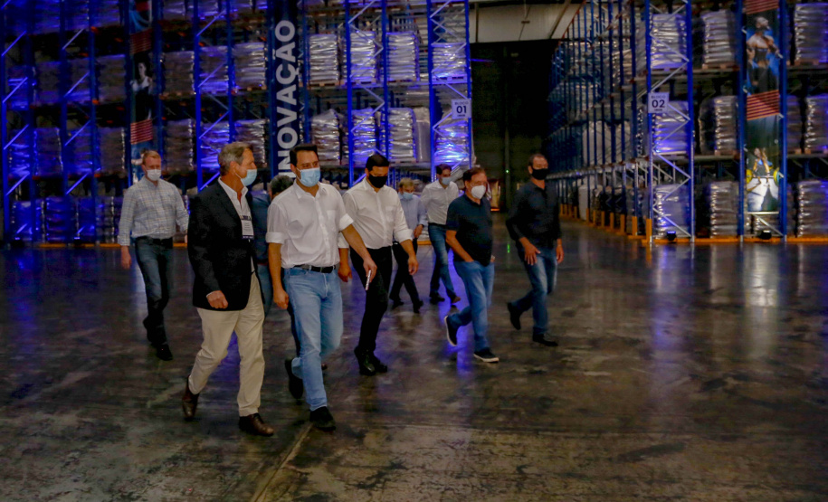 A industrialização avança a passos largos para os municípios menos populosos do Paraná. Um levantamento da Invest Paraná, braço do Governo do Estado responsável pela prospecção e atração de investimentos, a partir das licenças emitidas revela que as cidades de menor porte atraíram aplicações de R$ 15,9 bilhões da iniciativa privada desde 2019. Dentro deste pacote estão 483 ações em localidades de porte médio (R$ 2 bilhões e 95 acordos), pequeno (R$ 13,65 bilhões e 359 acordos) e micro (R$ 256 milhões em 29