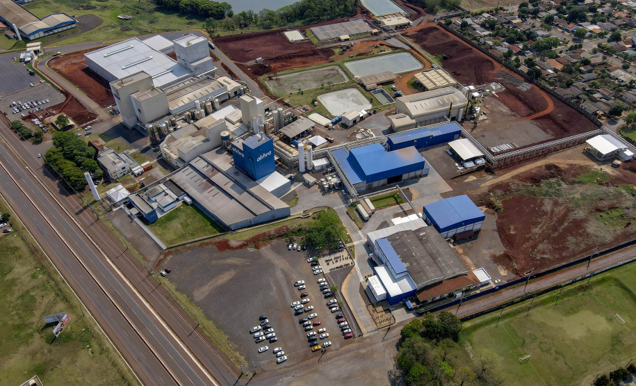 A industrialização avança a passos largos para os municípios menos populosos do Paraná. Um levantamento da Invest Paraná, braço do Governo do Estado responsável pela prospecção e atração de investimentos, a partir das licenças emitidas revela que as cidades de menor porte atraíram aplicações de R$ 15,9 bilhões da iniciativa privada desde 2019. Dentro deste pacote estão 483 ações em localidades de porte médio (R$ 2 bilhões e 95 acordos), pequeno (R$ 13,65 bilhões e 359 acordos) e micro (R$ 256 milhões em 29