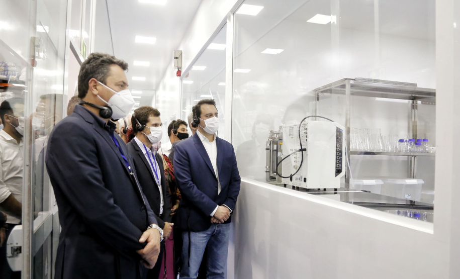 A industrialização avança a passos largos para os municípios menos populosos do Paraná. Um levantamento da Invest Paraná, braço do Governo do Estado responsável pela prospecção e atração de investimentos, a partir das licenças emitidas revela que as cidades de menor porte atraíram aplicações de R$ 15,9 bilhões da iniciativa privada desde 2019. Dentro deste pacote estão 483 ações em localidades de porte médio (R$ 2 bilhões e 95 acordos), pequeno (R$ 13,65 bilhões e 359 acordos) e micro (R$ 256 milhões em 29