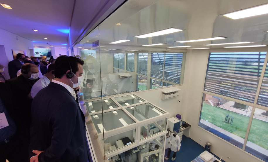 A industrialização avança a passos largos para os municípios menos populosos do Paraná. Um levantamento da Invest Paraná, braço do Governo do Estado responsável pela prospecção e atração de investimentos, a partir das licenças emitidas revela que as cidades de menor porte atraíram aplicações de R$ 15,9 bilhões da iniciativa privada desde 2019. Dentro deste pacote estão 483 ações em localidades de porte médio (R$ 2 bilhões e 95 acordos), pequeno (R$ 13,65 bilhões e 359 acordos) e micro (R$ 256 milhões em 29