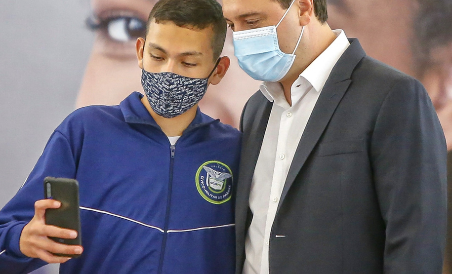 O governador Carlos Massa Ratinho Junior entregou, nesta quarta-feira (10), em cerimônia no Palácio Iguaçu, 10.229 computadores para colégios estaduais de 146 municípios do Paraná, além de mais de 2 mil equipamentos de wi-fi que vão beneficiar os alunos de todas as instituições vinculadas à Secretaria de Estado da Educação e do Esporte (Seed). Foto: Gilson Abreu/AEN