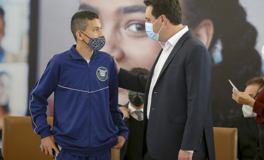 O governador Carlos Massa Ratinho Junior entregou, nesta quarta-feira (10), em cerimônia no Palácio Iguaçu, 10.229 computadores para colégios estaduais de 146 municípios do Paraná, além de mais de 2 mil equipamentos de wi-fi que vão beneficiar os alunos de todas as instituições vinculadas à Secretaria de Estado da Educação e do Esporte (Seed). Foto: Gilson Abreu/AEN