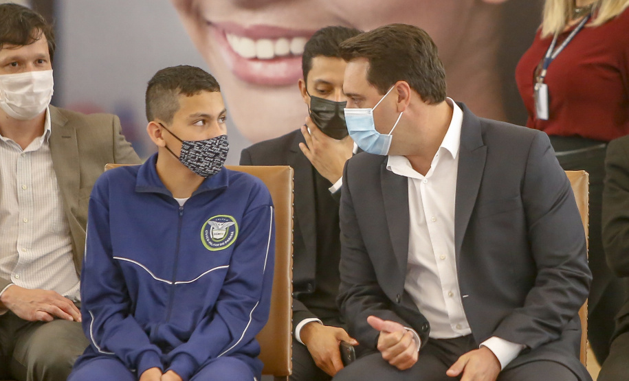 O governador Carlos Massa Ratinho Junior entregou, nesta quarta-feira (10), em cerimônia no Palácio Iguaçu, 10.229 computadores para colégios estaduais de 146 municípios do Paraná, além de mais de 2 mil equipamentos de wi-fi que vão beneficiar os alunos de todas as instituições vinculadas à Secretaria de Estado da Educação e do Esporte (Seed). Foto: Gilson Abreu/AEN