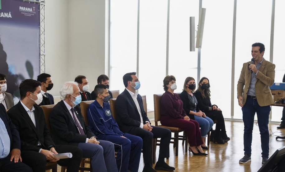 O governador Carlos Massa Ratinho Junior entregou, nesta quarta-feira (10), em cerimônia no Palácio Iguaçu, 10.229 computadores para colégios estaduais de 146 municípios do Paraná, além de mais de 2 mil equipamentos de wi-fi que vão beneficiar os alunos de todas as instituições vinculadas à Secretaria de Estado da Educação e do Esporte (Seed). Foto: Gilson Abreu/AEN