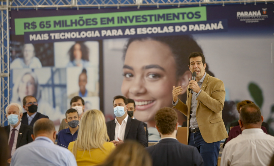 O governador Carlos Massa Ratinho Junior entregou, nesta quarta-feira (10), em cerimônia no Palácio Iguaçu, 10.229 computadores para colégios estaduais de 146 municípios do Paraná, além de mais de 2 mil equipamentos de wi-fi que vão beneficiar os alunos de todas as instituições vinculadas à Secretaria de Estado da Educação e do Esporte (Seed). Foto: Gilson Abreu/AEN