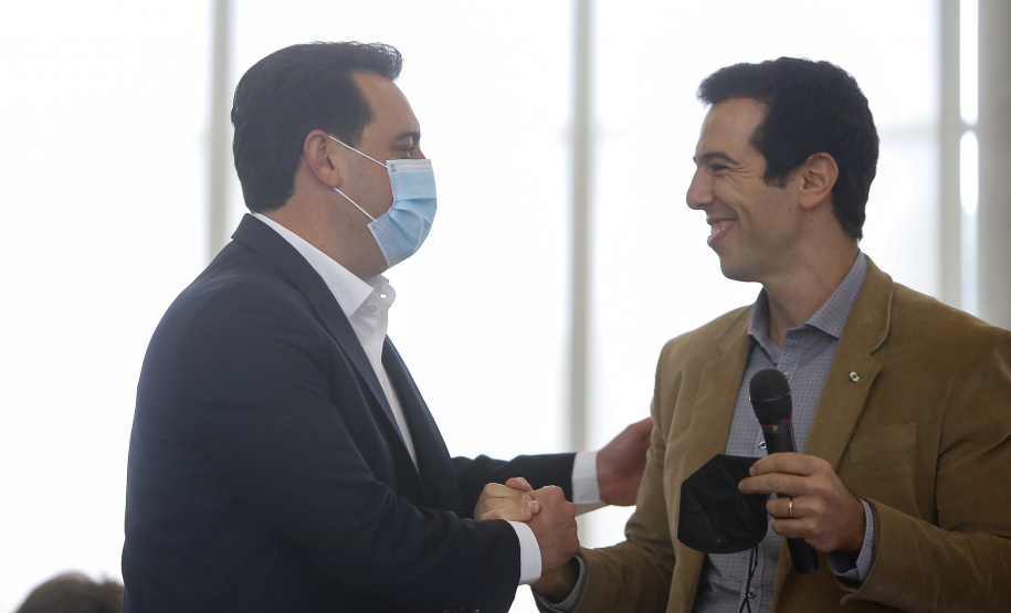 O governador Carlos Massa Ratinho Junior entregou, nesta quarta-feira (10), em cerimônia no Palácio Iguaçu, 10.229 computadores para colégios estaduais de 146 municípios do Paraná, além de mais de 2 mil equipamentos de wi-fi que vão beneficiar os alunos de todas as instituições vinculadas à Secretaria de Estado da Educação e do Esporte (Seed). Foto: Gilson Abreu/AEN