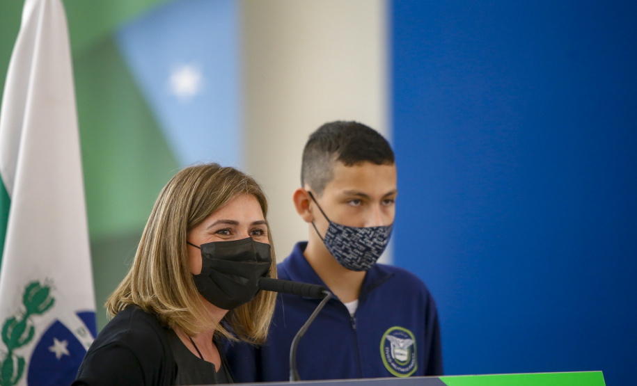 O governador Carlos Massa Ratinho Junior entregou, nesta quarta-feira (10), em cerimônia no Palácio Iguaçu, 10.229 computadores para colégios estaduais de 146 municípios do Paraná, além de mais de 2 mil equipamentos de wi-fi que vão beneficiar os alunos de todas as instituições vinculadas à Secretaria de Estado da Educação e do Esporte (Seed). Foto: Gilson Abreu/AEN