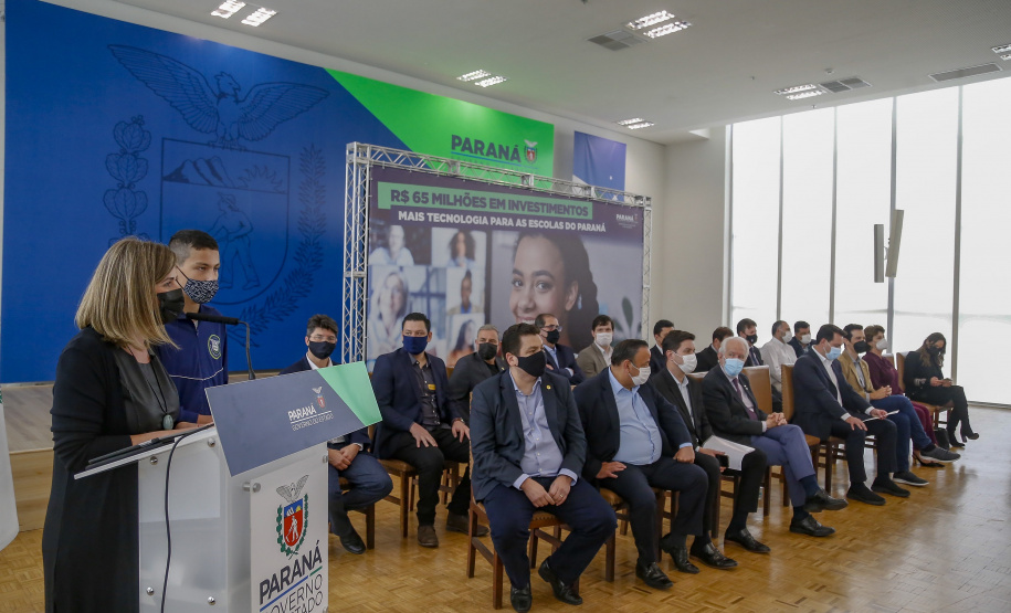 O governador Carlos Massa Ratinho Junior entregou, nesta quarta-feira (10), em cerimônia no Palácio Iguaçu, 10.229 computadores para colégios estaduais de 146 municípios do Paraná, além de mais de 2 mil equipamentos de wi-fi que vão beneficiar os alunos de todas as instituições vinculadas à Secretaria de Estado da Educação e do Esporte (Seed). Foto: Gilson Abreu/AEN