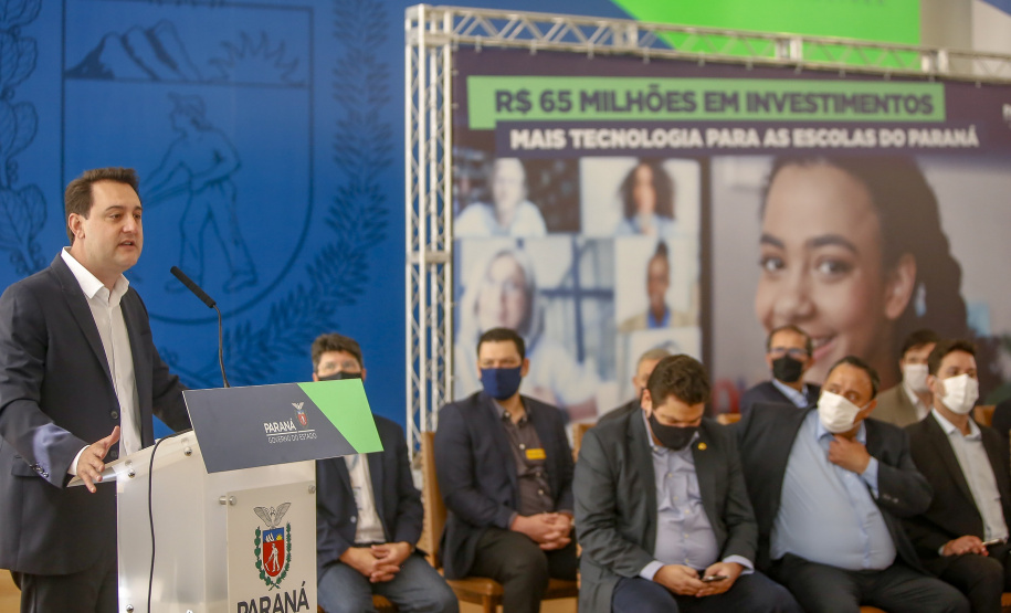 O governador Carlos Massa Ratinho Junior entregou, nesta quarta-feira (10), em cerimônia no Palácio Iguaçu, 10.229 computadores para colégios estaduais de 146 municípios do Paraná, além de mais de 2 mil equipamentos de wi-fi que vão beneficiar os alunos de todas as instituições vinculadas à Secretaria de Estado da Educação e do Esporte (Seed). Foto: Gilson Abreu/AEN