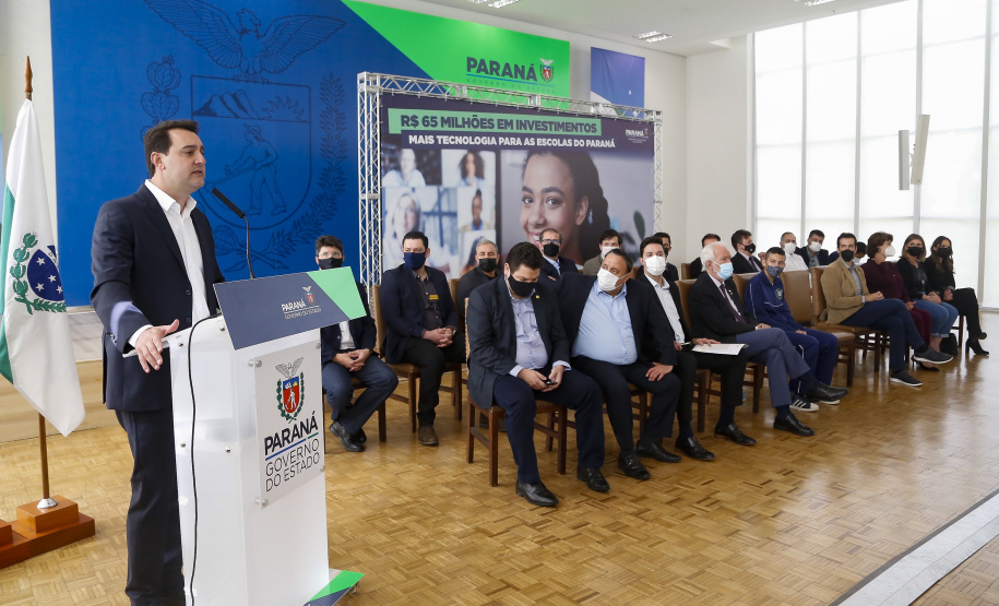 O governador Carlos Massa Ratinho Junior entregou, nesta quarta-feira (10), em cerimônia no Palácio Iguaçu, 10.229 computadores para colégios estaduais de 146 municípios do Paraná, além de mais de 2 mil equipamentos de wi-fi que vão beneficiar os alunos de todas as instituições vinculadas à Secretaria de Estado da Educação e do Esporte (Seed). Foto: Gilson Abreu/AEN