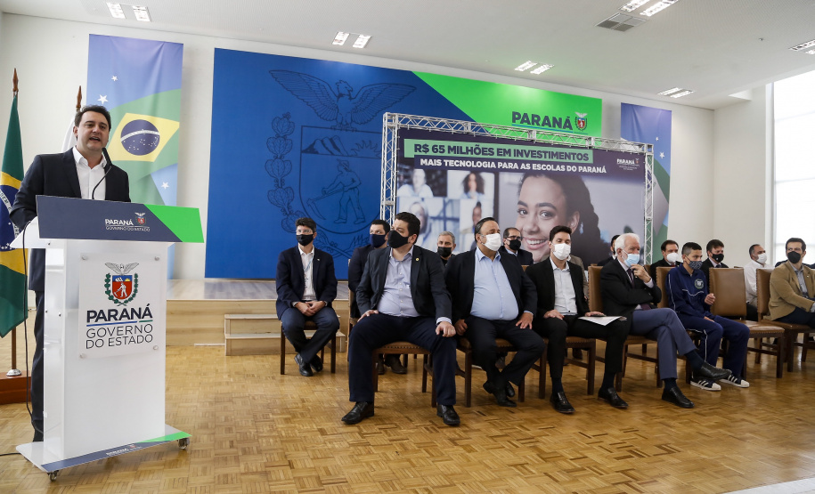 O governador Carlos Massa Ratinho Junior entregou, nesta quarta-feira (10), em cerimônia no Palácio Iguaçu, 10.229 computadores para colégios estaduais de 146 municípios do Paraná, além de mais de 2 mil equipamentos de wi-fi que vão beneficiar os alunos de todas as instituições vinculadas à Secretaria de Estado da Educação e do Esporte (Seed). Foto: Gilson Abreu/AEN