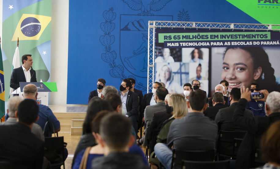 O governador Carlos Massa Ratinho Junior entregou, nesta quarta-feira (10), em cerimônia no Palácio Iguaçu, 10.229 computadores para colégios estaduais de 146 municípios do Paraná, além de mais de 2 mil equipamentos de wi-fi que vão beneficiar os alunos de todas as instituições vinculadas à Secretaria de Estado da Educação e do Esporte (Seed). Foto: Gilson Abreu/AEN