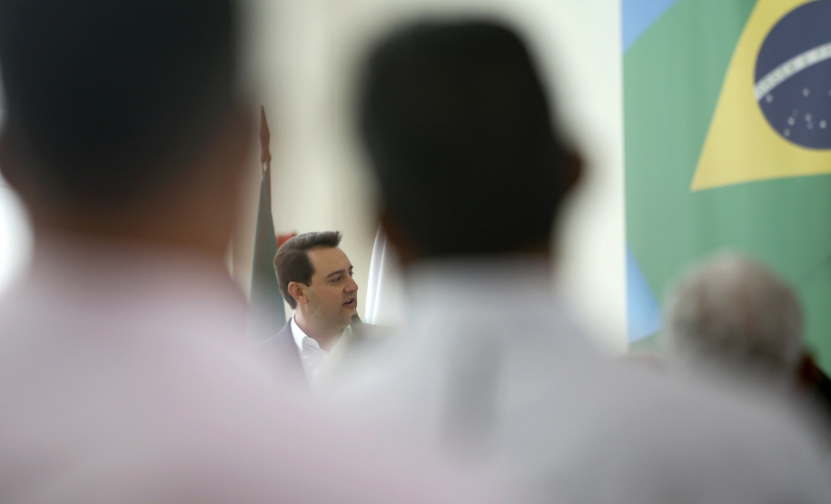 O governador Carlos Massa Ratinho Junior entregou, nesta quarta-feira (10), em cerimônia no Palácio Iguaçu, 10.229 computadores para colégios estaduais de 146 municípios do Paraná, além de mais de 2 mil equipamentos de wi-fi que vão beneficiar os alunos de todas as instituições vinculadas à Secretaria de Estado da Educação e do Esporte (Seed). Foto: Gilson Abreu/AEN