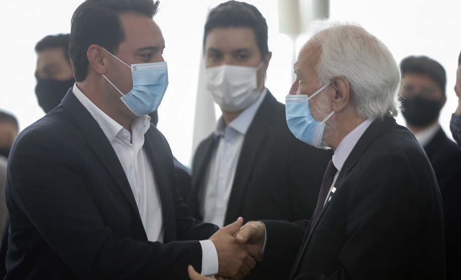 O governador Carlos Massa Ratinho Junior entregou, nesta quarta-feira (10), em cerimônia no Palácio Iguaçu, 10.229 computadores para colégios estaduais de 146 municípios do Paraná, além de mais de 2 mil equipamentos de wi-fi que vão beneficiar os alunos de todas as instituições vinculadas à Secretaria de Estado da Educação e do Esporte (Seed). Foto: Gilson Abreu/AEN