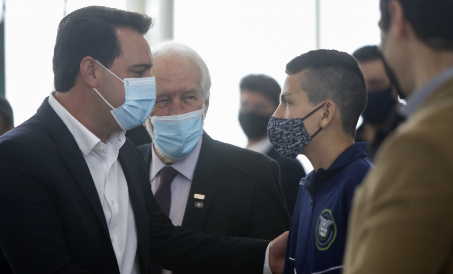 O governador Carlos Massa Ratinho Junior entregou, nesta quarta-feira (10), em cerimônia no Palácio Iguaçu, 10.229 computadores para colégios estaduais de 146 municípios do Paraná, além de mais de 2 mil equipamentos de wi-fi que vão beneficiar os alunos de todas as instituições vinculadas à Secretaria de Estado da Educação e do Esporte (Seed). Foto: Gilson Abreu/AEN