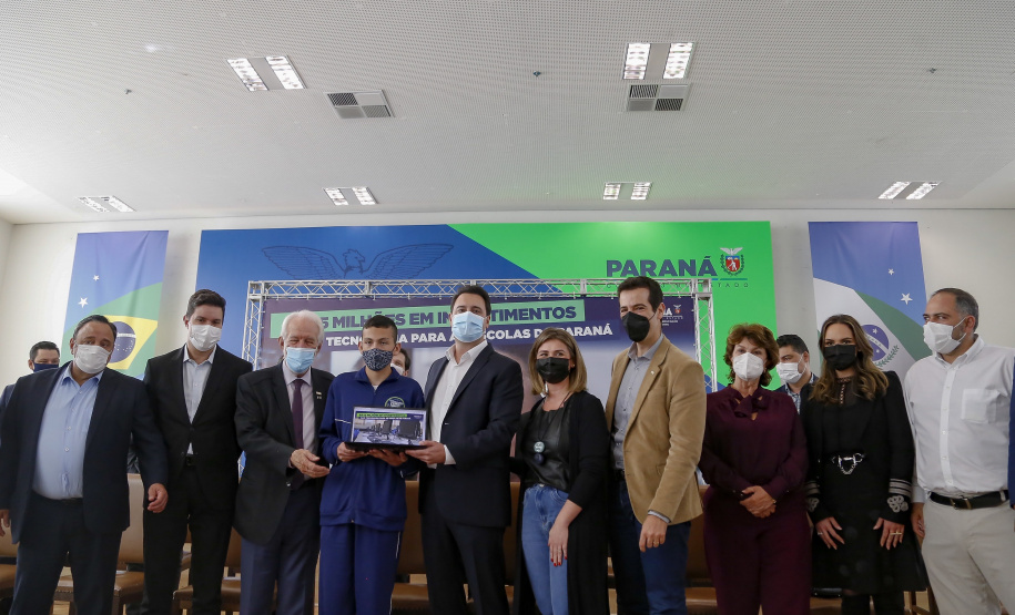 O governador Carlos Massa Ratinho Junior entregou, nesta quarta-feira (10), em cerimônia no Palácio Iguaçu, 10.229 computadores para colégios estaduais de 146 municípios do Paraná, além de mais de 2 mil equipamentos de wi-fi que vão beneficiar os alunos de todas as instituições vinculadas à Secretaria de Estado da Educação e do Esporte (Seed). Foto: Gilson Abreu/AEN
