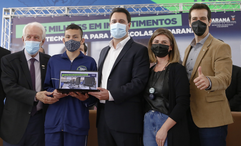O governador Carlos Massa Ratinho Junior entregou, nesta quarta-feira (10), em cerimônia no Palácio Iguaçu, 10.229 computadores para colégios estaduais de 146 municípios do Paraná, além de mais de 2 mil equipamentos de wi-fi que vão beneficiar os alunos de todas as instituições vinculadas à Secretaria de Estado da Educação e do Esporte (Seed). Foto: Gilson Abreu/AEN