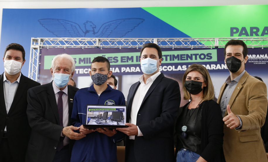 O governador Carlos Massa Ratinho Junior entregou, nesta quarta-feira (10), em cerimônia no Palácio Iguaçu, 10.229 computadores para colégios estaduais de 146 municípios do Paraná, além de mais de 2 mil equipamentos de wi-fi que vão beneficiar os alunos de todas as instituições vinculadas à Secretaria de Estado da Educação e do Esporte (Seed). Foto: Gilson Abreu/AEN
