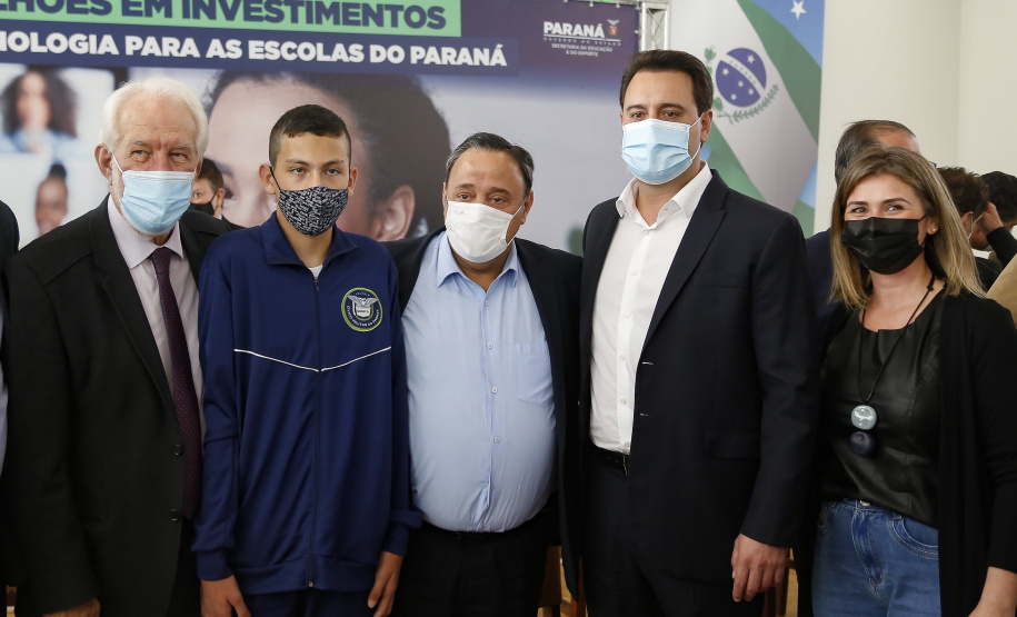 O governador Carlos Massa Ratinho Junior entregou, nesta quarta-feira (10), em cerimônia no Palácio Iguaçu, 10.229 computadores para colégios estaduais de 146 municípios do Paraná, além de mais de 2 mil equipamentos de wi-fi que vão beneficiar os alunos de todas as instituições vinculadas à Secretaria de Estado da Educação e do Esporte (Seed). Foto: Gilson Abreu/AEN