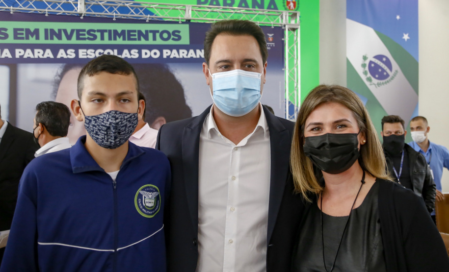 O governador Carlos Massa Ratinho Junior entregou, nesta quarta-feira (10), em cerimônia no Palácio Iguaçu, 10.229 computadores para colégios estaduais de 146 municípios do Paraná, além de mais de 2 mil equipamentos de wi-fi que vão beneficiar os alunos de todas as instituições vinculadas à Secretaria de Estado da Educação e do Esporte (Seed). Foto: Gilson Abreu/AEN