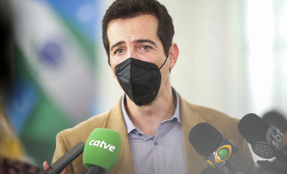 O governador Carlos Massa Ratinho Junior entregou, nesta quarta-feira (10), em cerimônia no Palácio Iguaçu, 10.229 computadores para colégios estaduais de 146 municípios do Paraná, além de mais de 2 mil equipamentos de wi-fi que vão beneficiar os alunos de todas as instituições vinculadas à Secretaria de Estado da Educação e do Esporte (Seed). Foto: Gilson Abreu/AEN