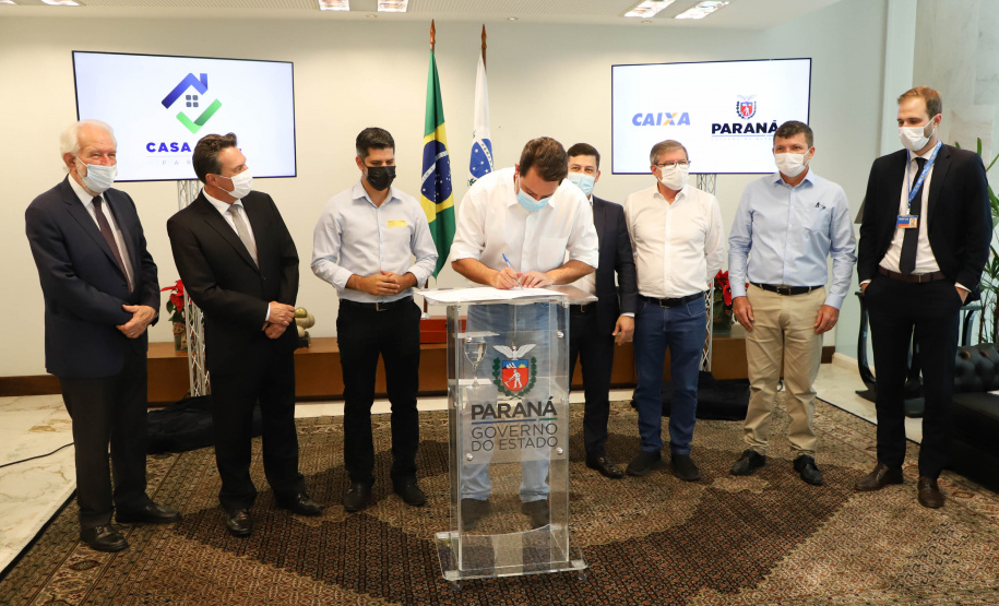 O governador Carlos Massa Ratinho Junior assinou nesta terça-feira (23) a liberação de mais R$ 71,7 milhões para o programa Casa Fácil Paraná, que financia o valor de entrada de moradias a famílias com renda de até três salários mínimos. Terra Rica. Foto: Ari Dias/ AEN.