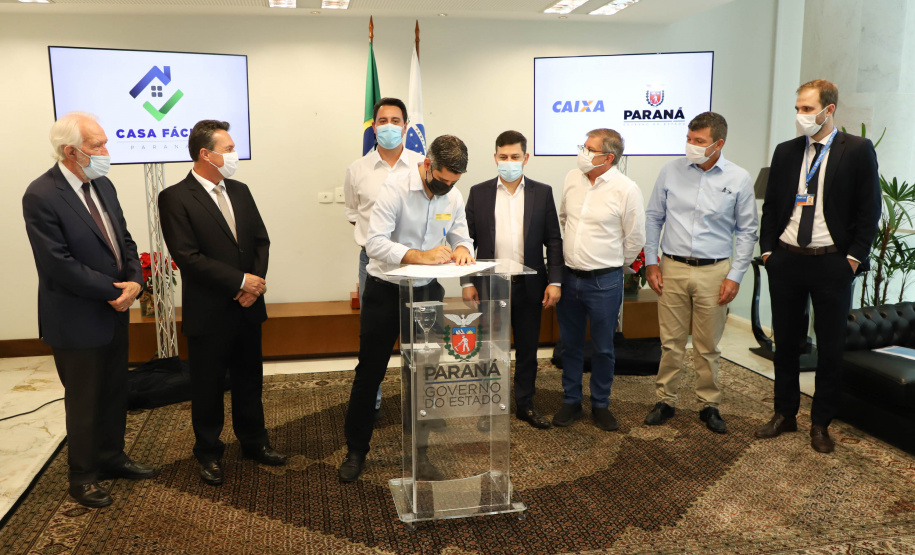 O governador Carlos Massa Ratinho Junior assinou nesta terça-feira (23) a liberação de mais R$ 71,7 milhões para o programa Casa Fácil Paraná, que financia o valor de entrada de moradias a famílias com renda de até três salários mínimos. Terra Rica. Foto: Ari Dias/ AEN.