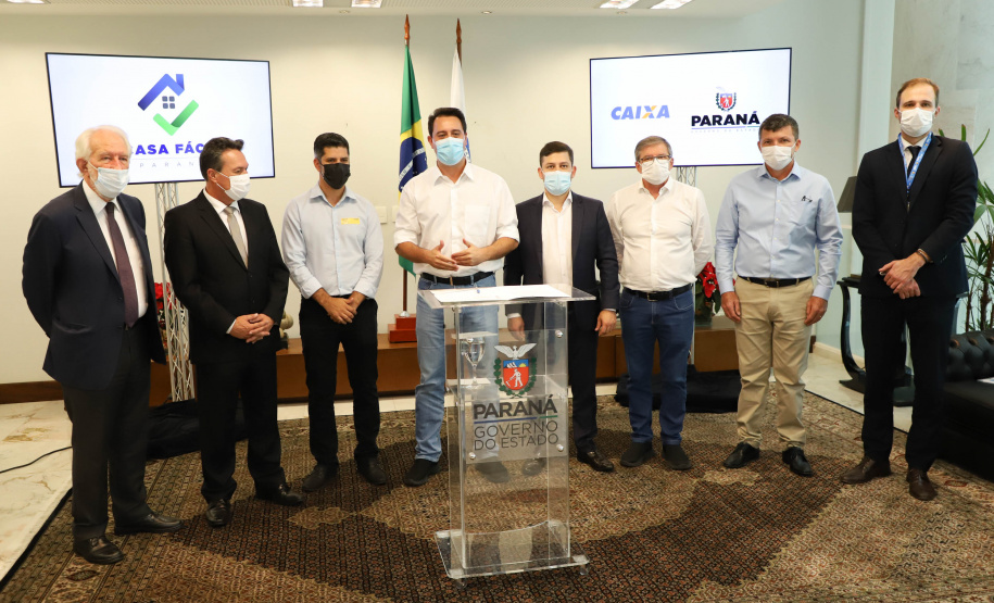 O governador Carlos Massa Ratinho Junior assinou nesta terça-feira (23) a liberação de mais R$ 71,7 milhões para o programa Casa Fácil Paraná, que financia o valor de entrada de moradias a famílias com renda de até três salários mínimos. Terra Rica. Foto: Ari Dias/ AEN.