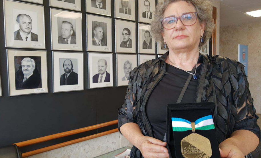 Auditora fiscal é condecorada com a primeira Medalha de Mérito Fazendário Paraná