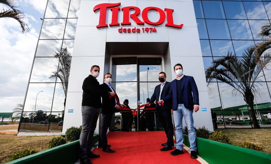 A industrialização avança a passos largos para os municípios menos populosos do Paraná. Um levantamento da Invest Paraná, braço do Governo do Estado responsável pela prospecção e atração de investimentos, a partir das licenças emitidas revela que as cidades de menor porte atraíram aplicações de R$ 15,9 bilhões da iniciativa privada desde 2019. Dentro deste pacote estão 483 ações em localidades de porte médio (R$ 2 bilhões e 95 acordos), pequeno (R$ 13,65 bilhões e 359 acordos) e micro (R$ 256 milhões em 29