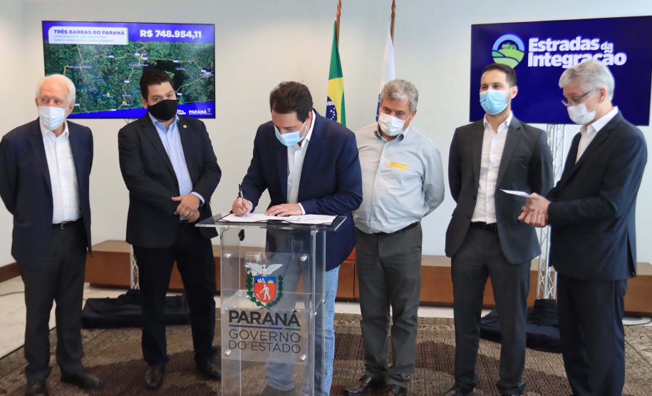 09.11.2021 - Governador Carlos Massa Ratinho Junior assina programa Estradas da Integração.