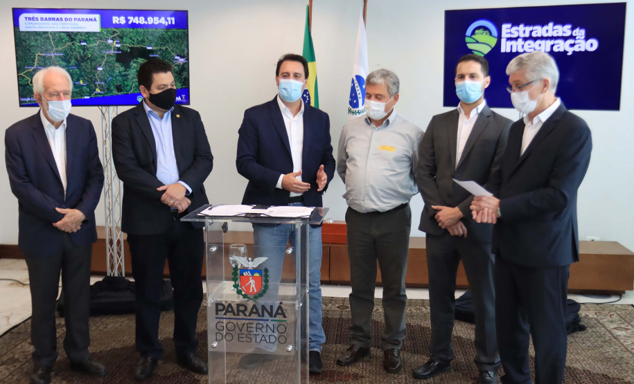 09.11.2021 - Governador Carlos Massa Ratinho Junior assina programa Estradas da Integração.