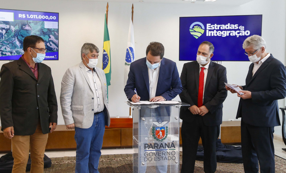 09.11.2021 - Governador Carlos Massa Ratinho Junior assina programa Estradas da Integração.