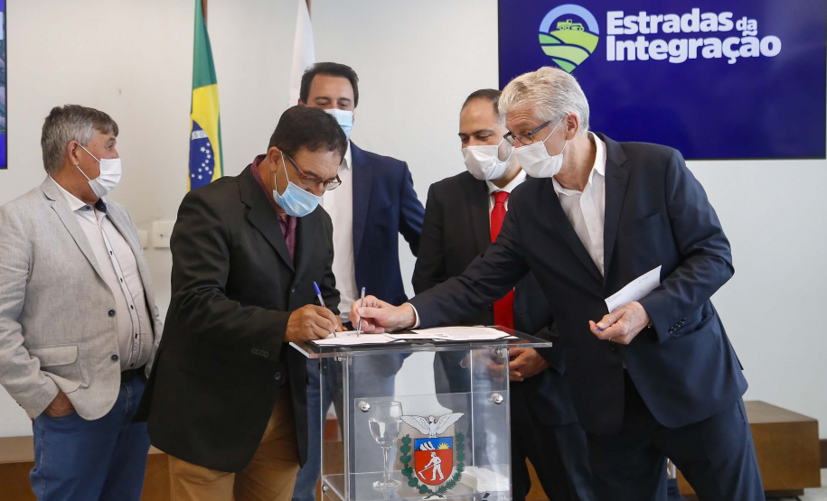 09.11.2021 - Governador Carlos Massa Ratinho Junior assina programa Estradas da Integração.