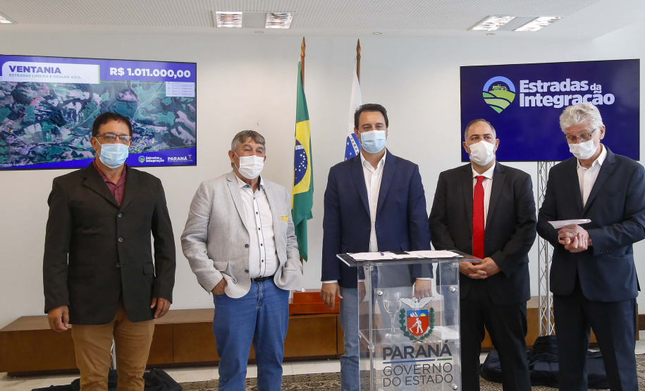 09.11.2021 - Governador Carlos Massa Ratinho Junior assina programa Estradas da Integração.