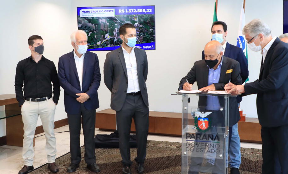 09.11.2021 - Governador Carlos Massa Ratinho Junior assina programa Estradas da Integração.