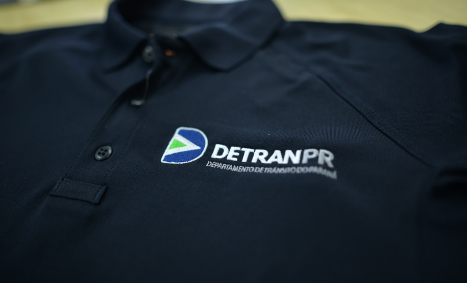 Para trazer padronização e segurança, Detran-PR disponibiliza uniforme para seus colaboradores