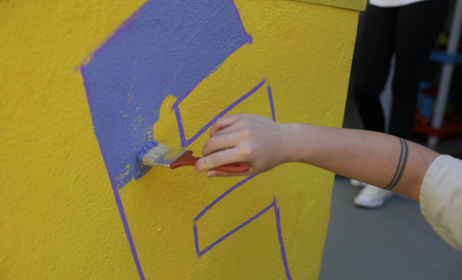 A pediatria do Hospital Universitário do Oeste do Paraná (Huop) ganhou mais cor nesta terça-feira (09). Crianças e adolescentes internados no hospital tiveram a oportunidade de colocar a mão na massa durante a oficina de graffite na unidade. Com pincel e tinta na mão, a expectativa foi deixar o espaço renovado, e ainda ter o contato com uma experiência única. - Cascavel, 10/121/2021 - Foto: UNIOESTE