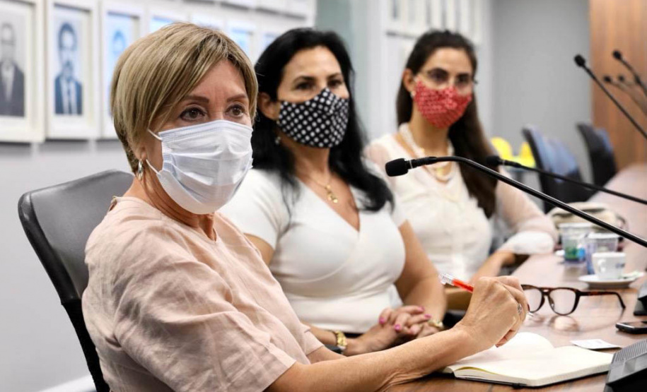 Nesta terça-feira (09), representantes da diplomacia espanhola no Brasil visitaram o Porto de Paranaguá. A comitiva, integrada pela conselheira de Agricultura, Pesca e Alimentação da Embaixada, Maria Elisa Barahona Nieto, e pela cônsul honorária do país, em Curitiba, Blanca Hernando Barco, foi recebida pela diretoria da Portos do Paraná. Paranaguá, 09/11/2021 - Foto: Claudio Neves/Portos do Paraná