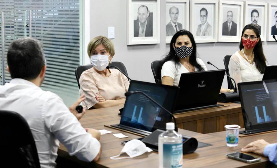 Nesta terça-feira (09), representantes da diplomacia espanhola no Brasil visitaram o Porto de Paranaguá. A comitiva, integrada pela conselheira de Agricultura, Pesca e Alimentação da Embaixada, Maria Elisa Barahona Nieto, e pela cônsul honorária do país, em Curitiba, Blanca Hernando Barco, foi recebida pela diretoria da Portos do Paraná. Paranaguá, 09/11/2021 - Foto: Claudio Neves/Portos do Paraná