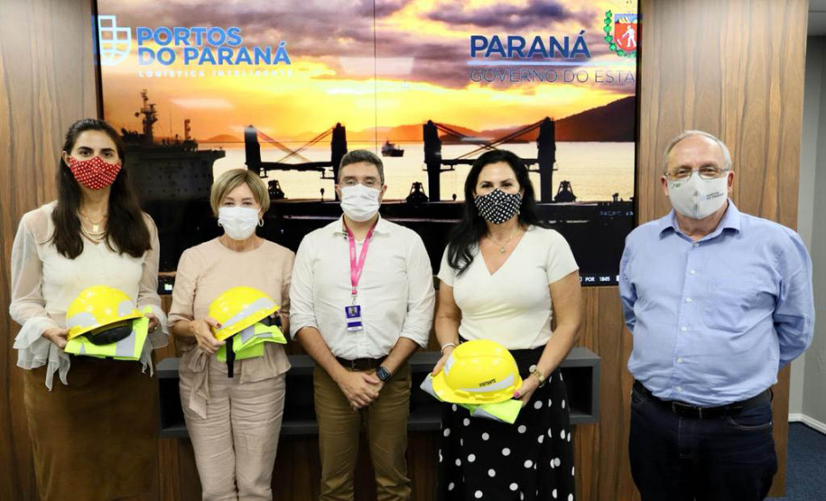 Nesta terça-feira (09), representantes da diplomacia espanhola no Brasil visitaram o Porto de Paranaguá. A comitiva, integrada pela conselheira de Agricultura, Pesca e Alimentação da Embaixada, Maria Elisa Barahona Nieto, e pela cônsul honorária do país, em Curitiba, Blanca Hernando Barco, foi recebida pela diretoria da Portos do Paraná. Paranaguá, 09/11/2021 - Foto: Claudio Neves/Portos do Paraná