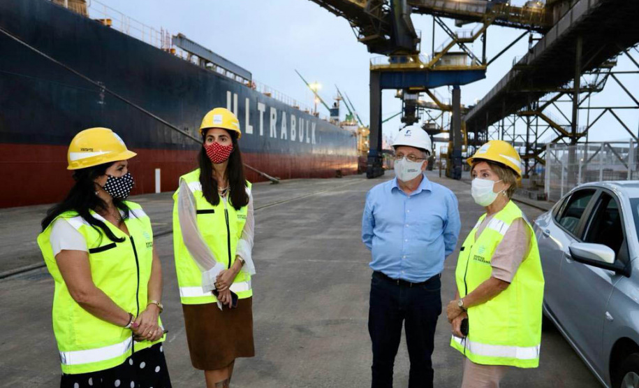 Nesta terça-feira (09), representantes da diplomacia espanhola no Brasil visitaram o Porto de Paranaguá. A comitiva, integrada pela conselheira de Agricultura, Pesca e Alimentação da Embaixada, Maria Elisa Barahona Nieto, e pela cônsul honorária do país, em Curitiba, Blanca Hernando Barco, foi recebida pela diretoria da Portos do Paraná. Paranaguá, 09/11/2021 - Foto: Claudio Neves/Portos do Paraná