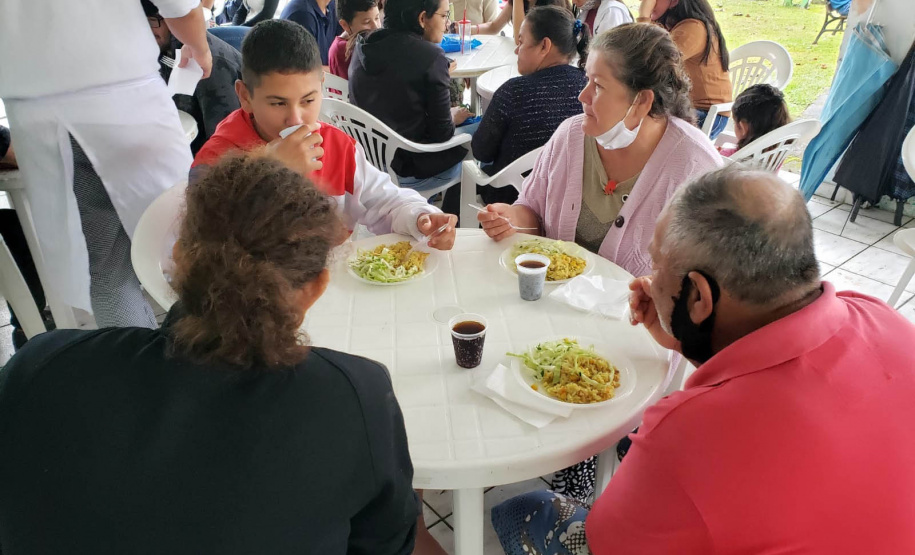 A empresa Portos do Paraná retomou nesta quinta-feira (11) o Porto em Ação após o avanço da vacinação contra a Covid-19 no Estado. O evento aconteceu na cozinha comunitária da comunidade Piaçaguera e contemplou também os moradores da Ilha de Amparo, que participaram de um almoço de integração e tiveram acesso a vouchers de consulta, teste de glicemia, aferição de glicose, além de corte de cabelo, kits de jogos lúdicos, atividades físicas e orientações da Marinha do Brasil e da Unidade de Segurança Portuária